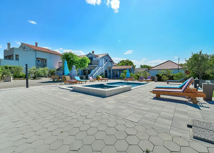 Family-friendly With Swimming Pool Privlaka, Zadar - 5762 Апартаменты *
