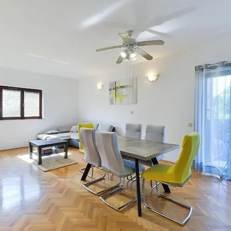 Апартаменты Family-friendly With Swimming Pool Privlaka, Zadar - 5762