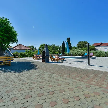 Appartement Family-friendly With Swimming Pool Privlaka, Zadar - 5762